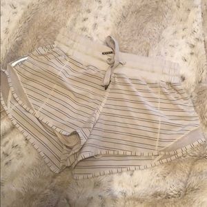 Lululemon shorts/ cream with stripes